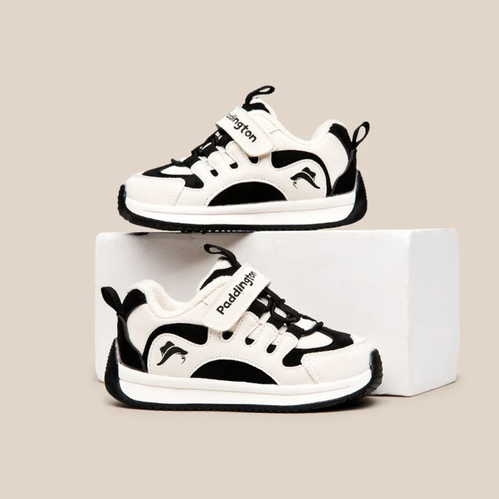 Schwarz-Weiß Kinder Sneaker – von der Seite