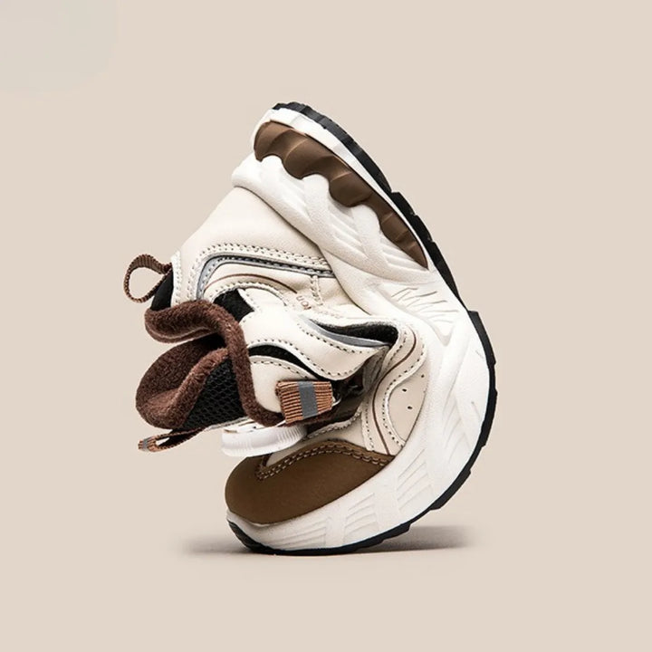Flexibilität der Ted Sneaker – gebogener Schuh