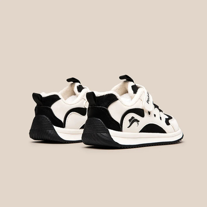 Rückansicht schwarz-weiße Kinder Sneaker
