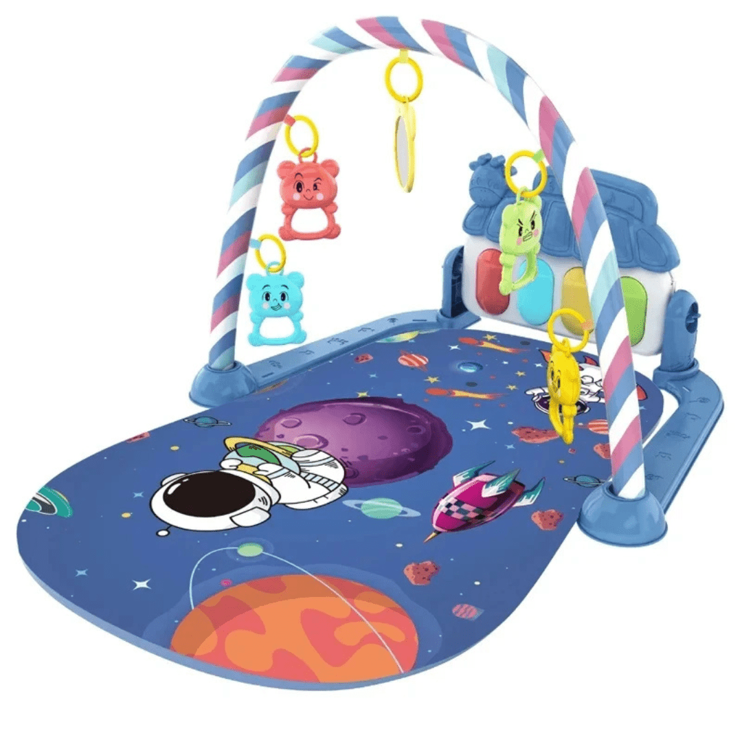 Baby liegt unter BabyFit Spielbogen, greift nach Tieranhängern und tritt auf das Musik-Keyboard