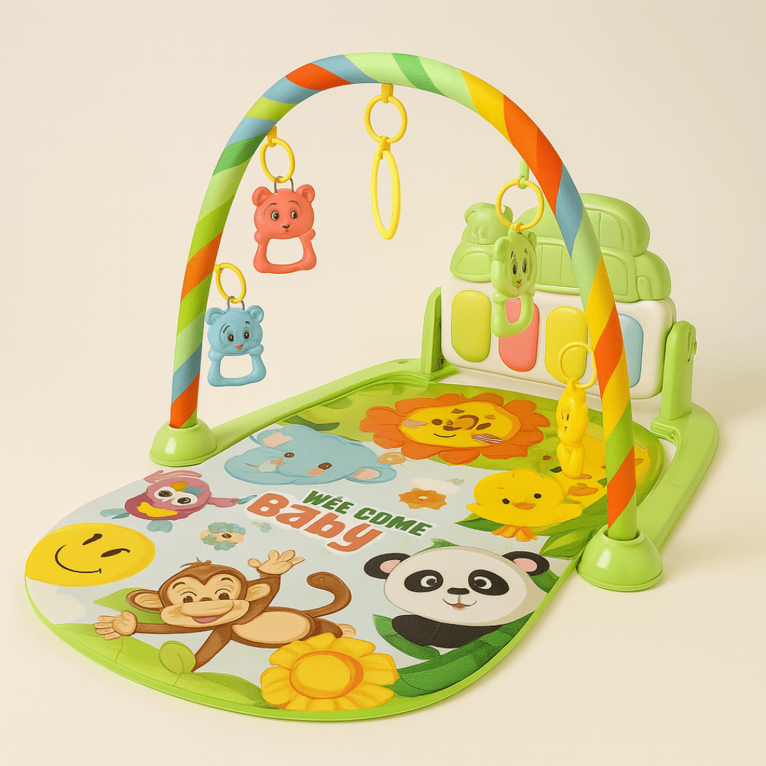 Baby liegt unter BabyFit Spielbogen, greift nach Tieranhängern und tritt auf das Musik-Keyboard