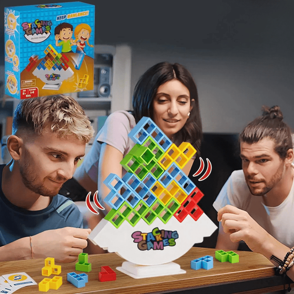 Drei Freunde vor der Spielebox tüfteln am besten Gleichgewicht für die bunten Blöcke