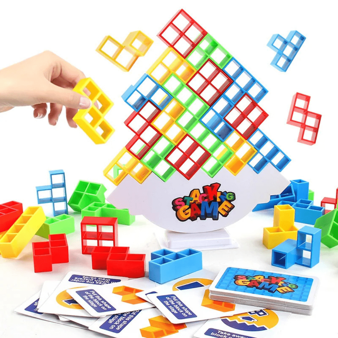 Hand platziert gelben Hohlblock auf Wippe – Spannung bei BalanceBausteine Stapelspiel