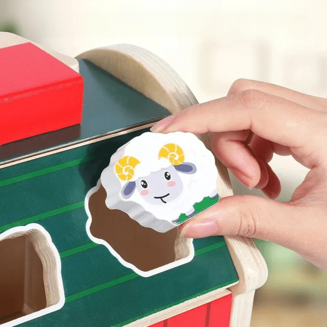 Kleinkind spielt mit Farm Bau™ – fördert Feinmotorik und Farberkennung
