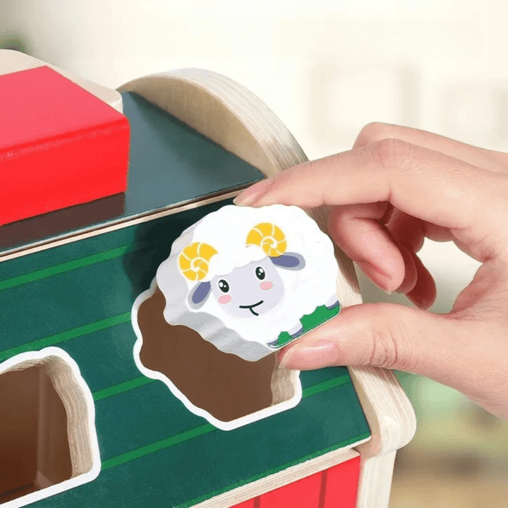 Kleinkind spielt mit Farm Bau™ – fördert Feinmotorik und Farberkennung