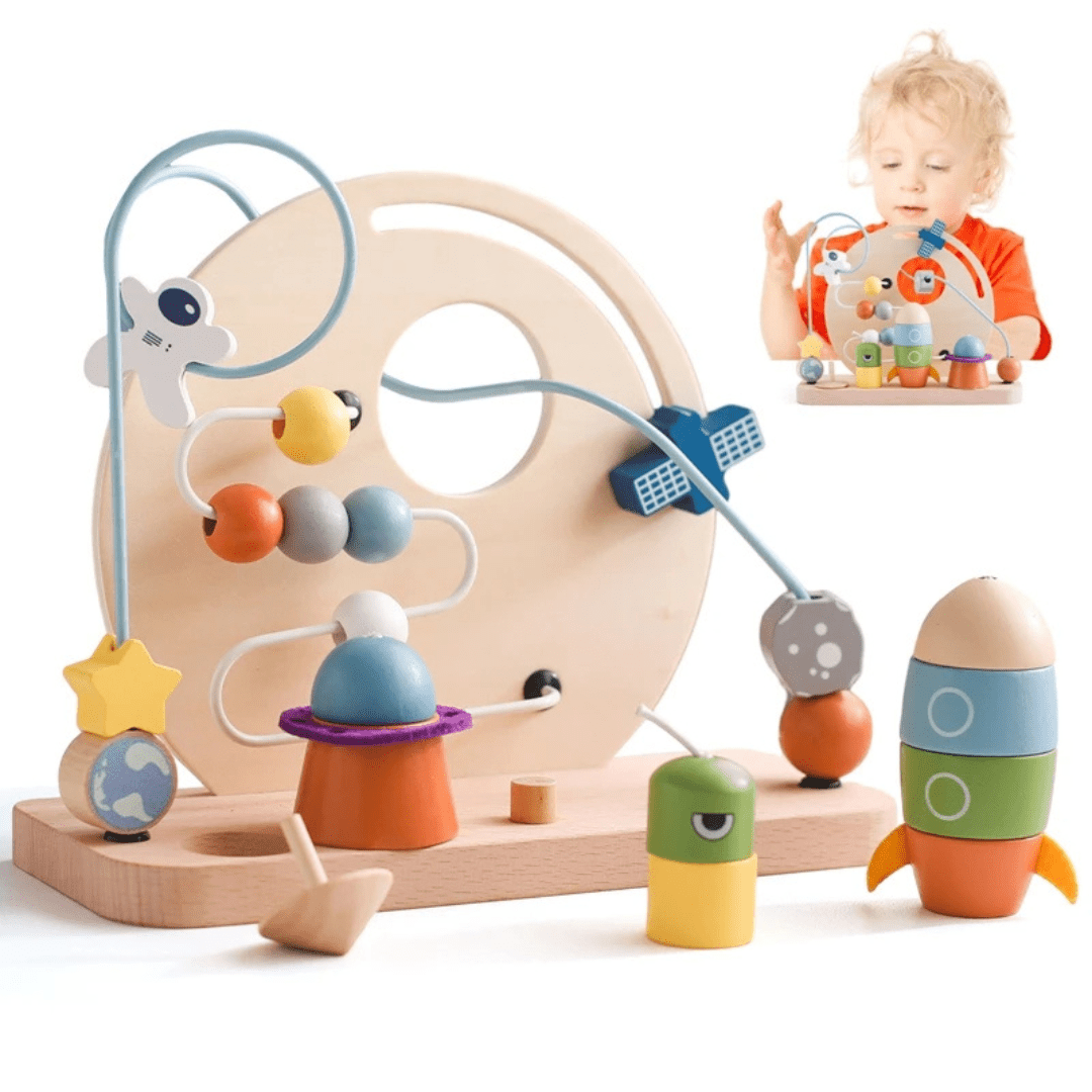 Baby spielt am HolzPerlen Abenteuerrund™ Motorik-Labyrinth und schiebt bunte Holzperlen entlang der Schleifen