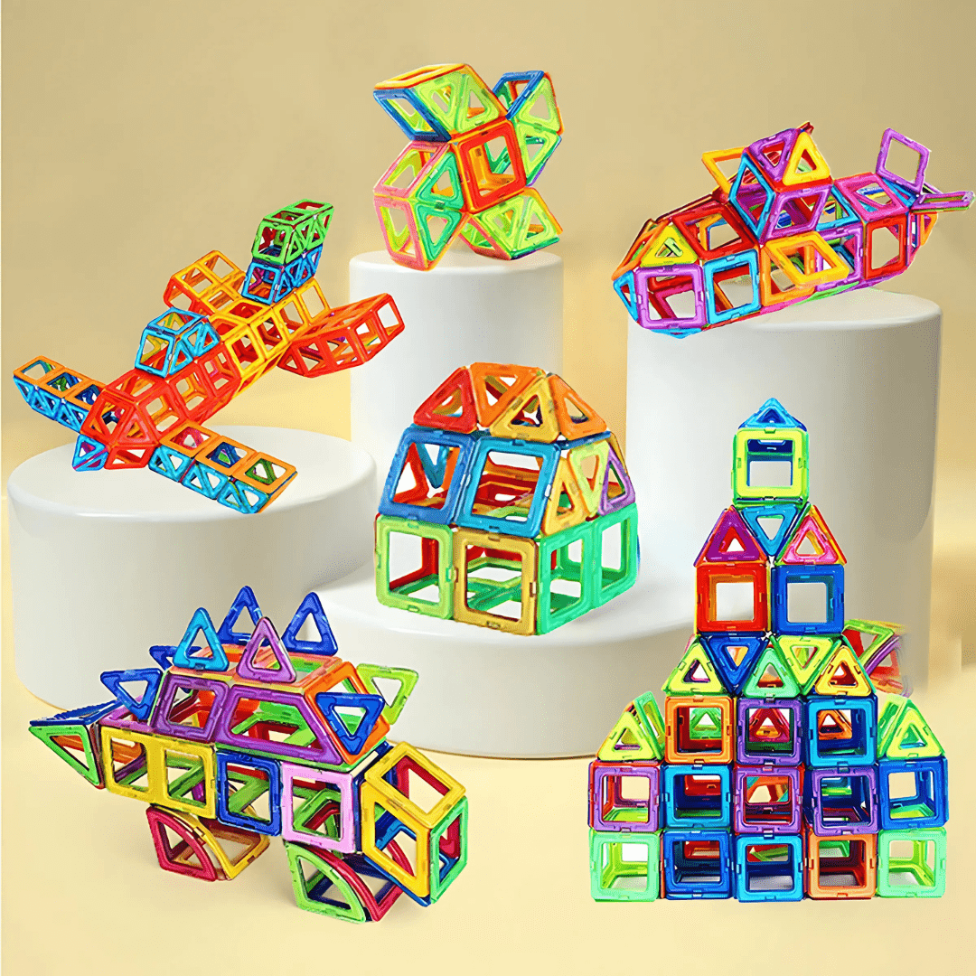 Mehrere bunte Magnet­baustein-Modelle – Flugzeug, Rakete & Häuser auf Podesten