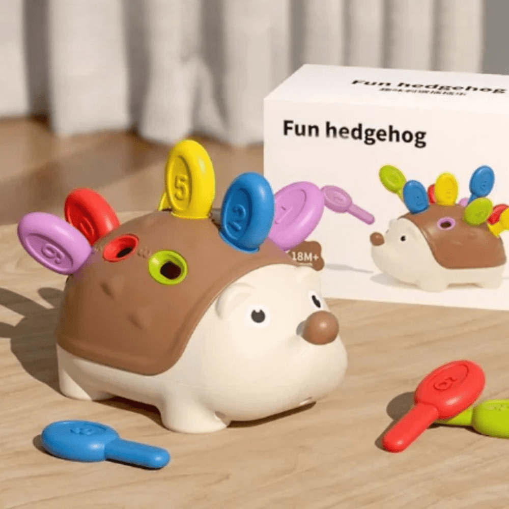Verpackungsbild zeigt Igelkörper, 12 Steck­stachel & Anleitung – perfektes Geschenk ab 12 Monaten
