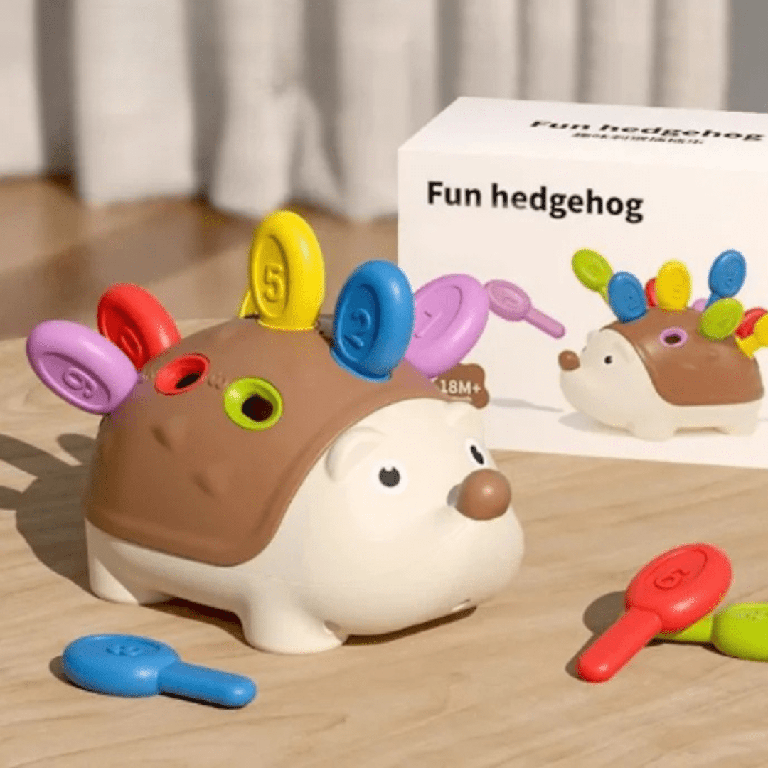 Verpackungsbild zeigt Igelkörper, 12 Steck­stachel & Anleitung – perfektes Geschenk ab 12 Monaten
